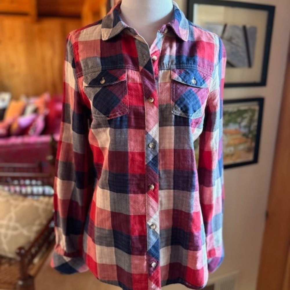 EDDIE BAUER Women’s Red, Ivory and Blue Plaid Button-Down Shirt – XS